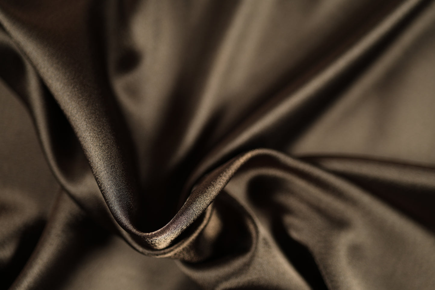 Schokobrauner Krepp Satin Stoff mit elegantem Glanz