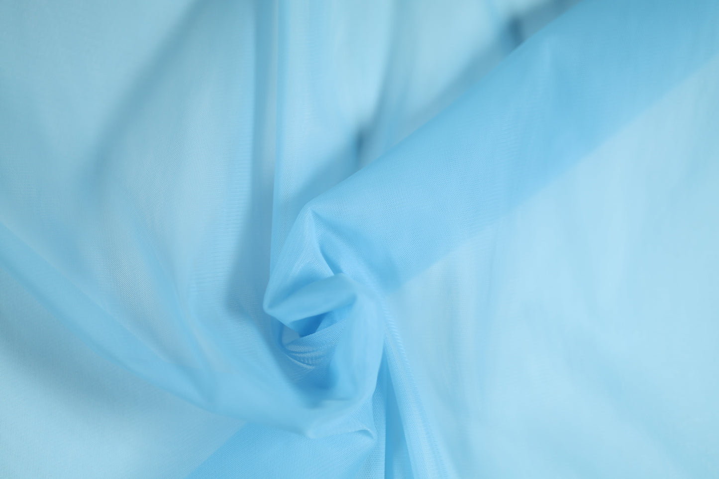 Himmelblauer Tüll – weich und transparent