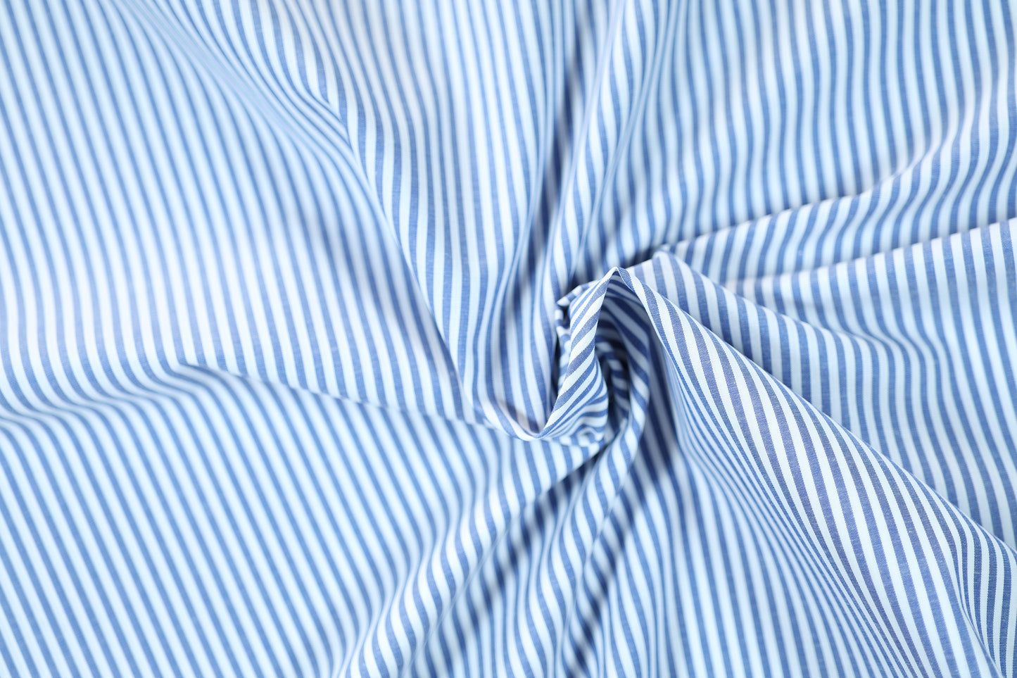 Stoff mit blau-weißem Streifenmuster aus Baumwollstretch – klassisch und stilvoll