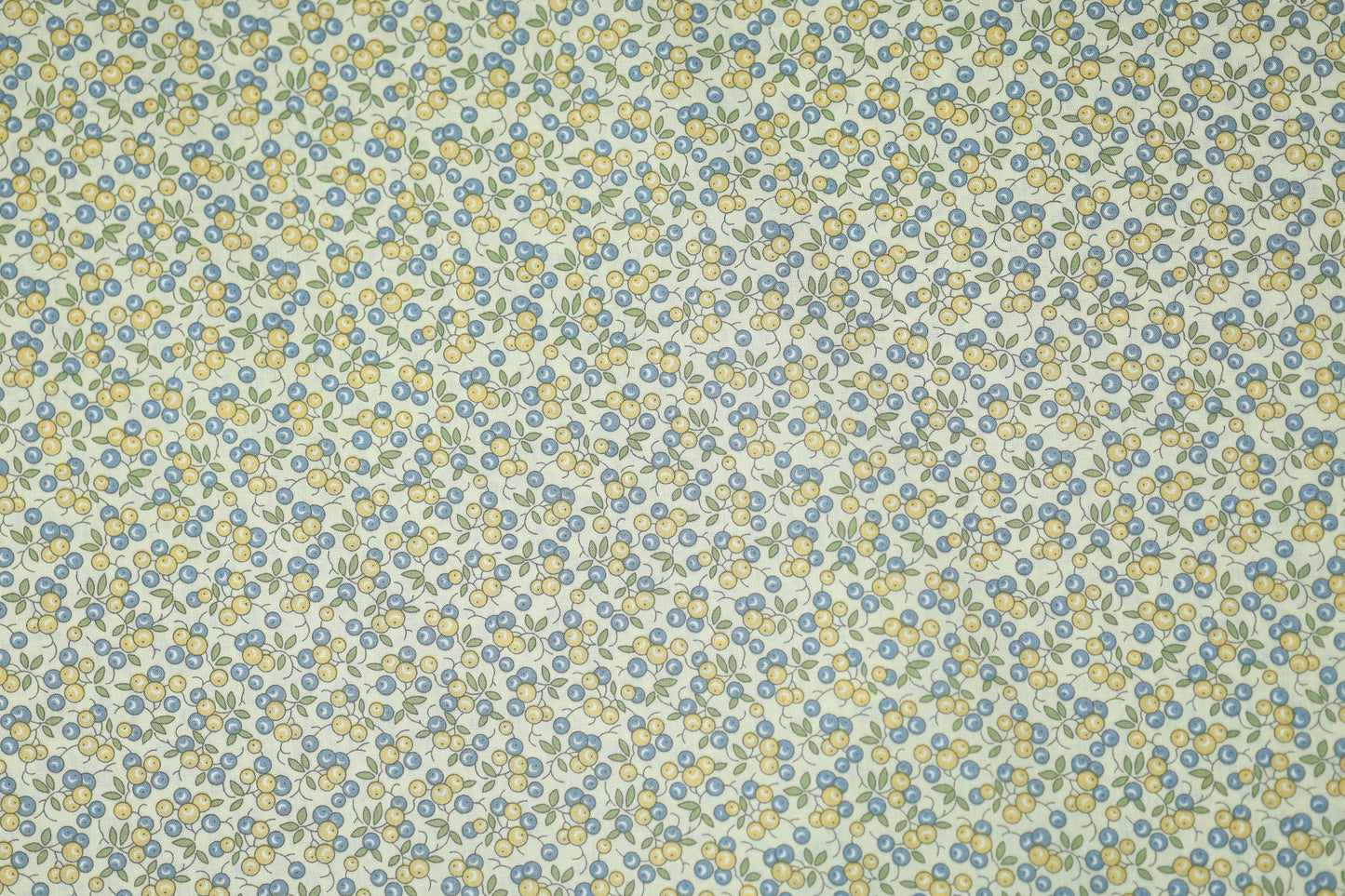 Floraler Baumwoll-Stretchstoff in Blaubeere & Zitrone – ideal für Bekleidung und kreative Projekte