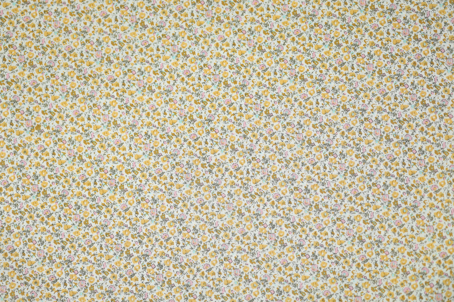 Floraler Baumwoll-Stretchstoff in Goldene Wiesenblumen – ideal für Bekleidung und kreative Projekte