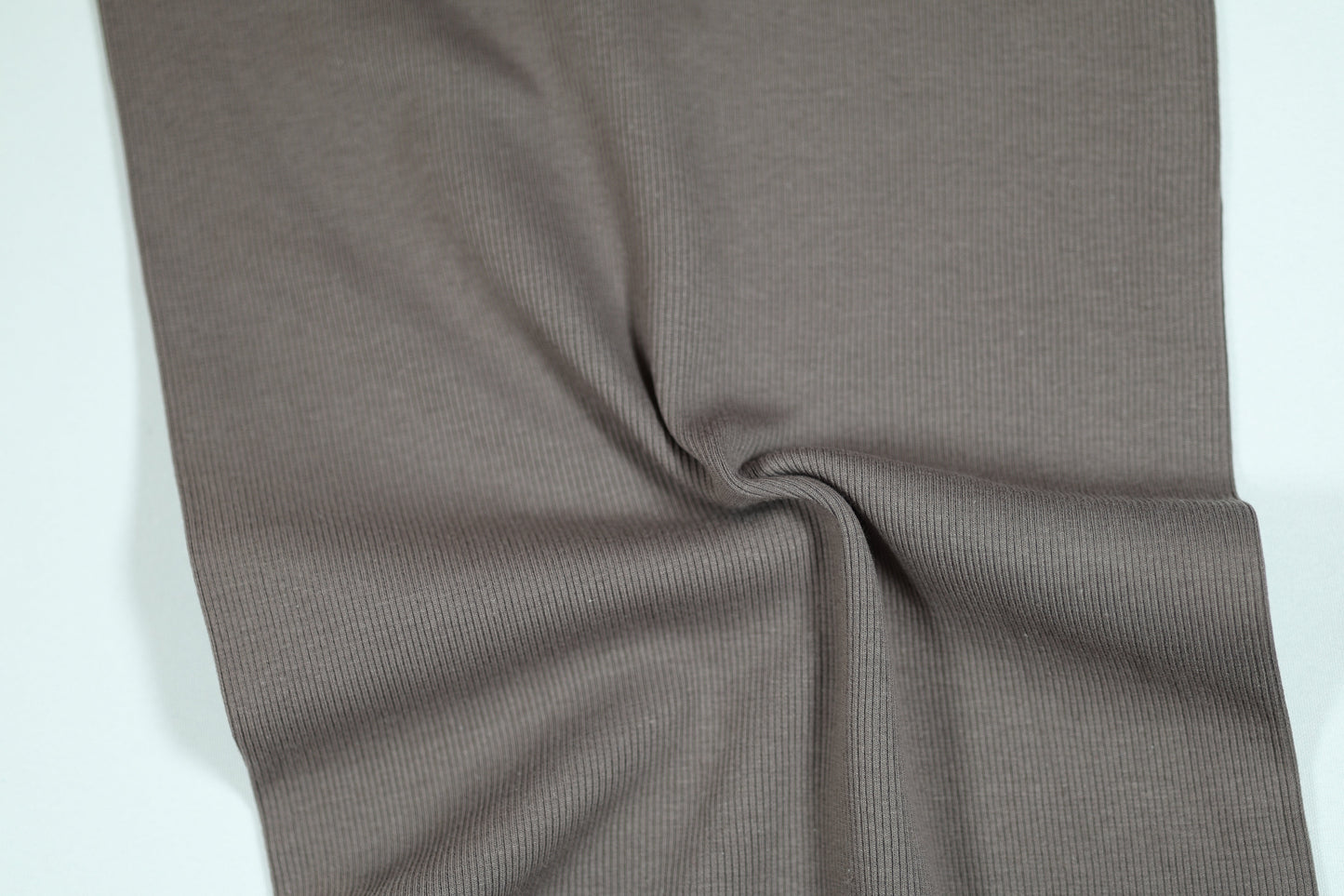Bündchenstoff in edlem Taupe – ideal für moderne Nähprojekte