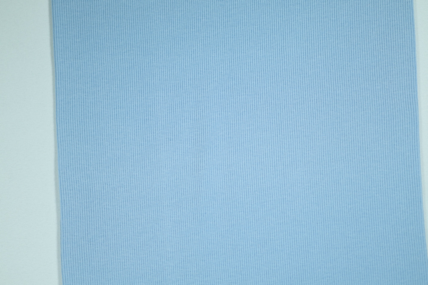 Hellblauer Bündchenstoff aus Baumwollmischung – perfekt für Kinderkleidung