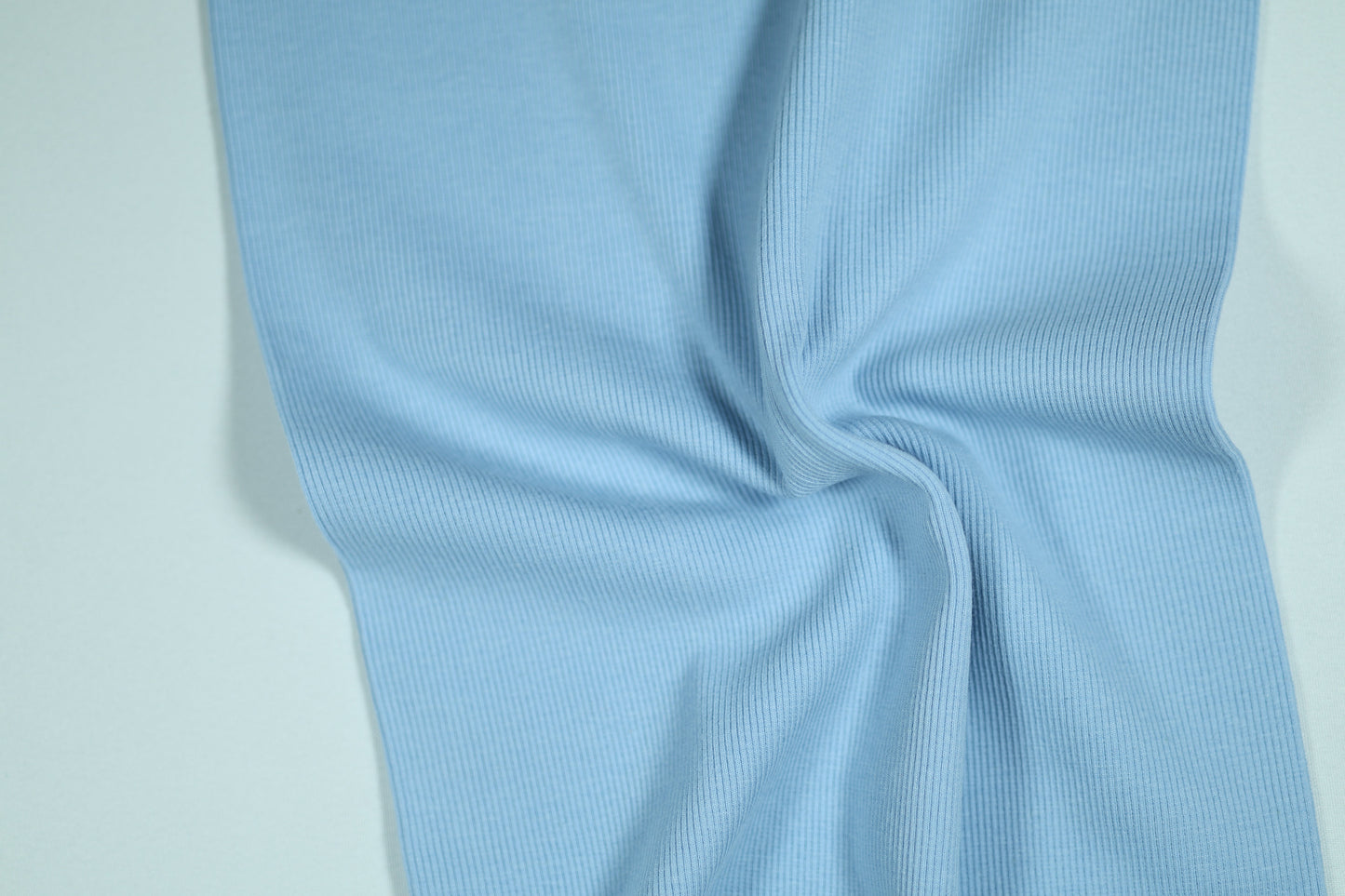 Bündchenstoff in zartem Hellblau – elastisch und angenehm weich