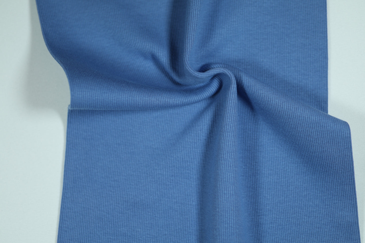 Bündchenstoff in kräftigem Jeansblau – ideal für sportliche Mode