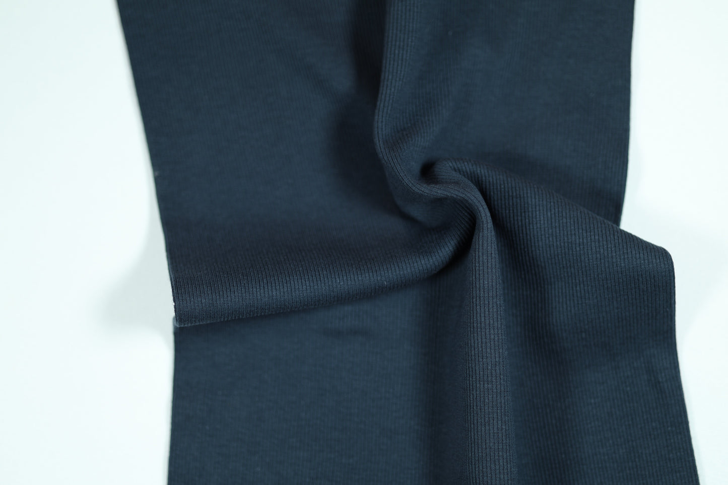 Elastischer Bündchenstoff in tiefem Marineblau – ideal für modische Abschlüsse