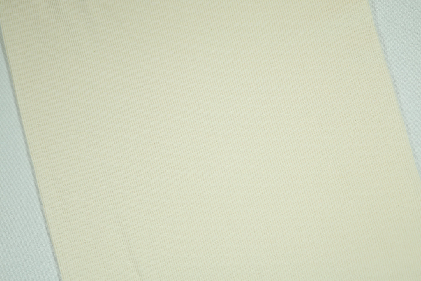 Feiner Bündchenstoff in zartem Eierschale-Ton – für elegante Kleidungsabschlüsse
