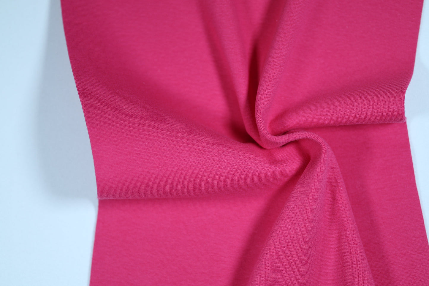 Pinkfarbener Bündchenstoff aus Baumwolle – kräftig und elastisch