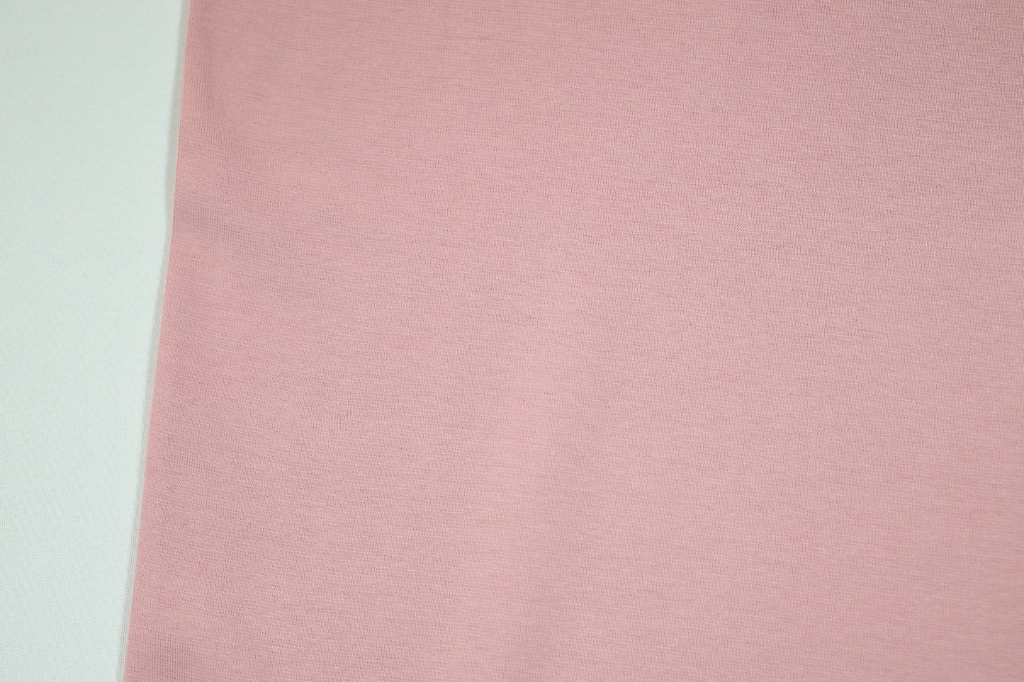 Bündchenstoff aus Baumwolle in klassischem Altrosa – zart, elastisch und feminin