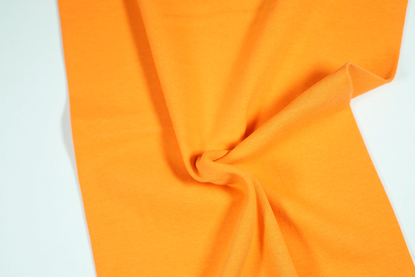 Leuchtend orangefarbener Bündchenstoff aus Baumwolle – elastisch und farbintensiv