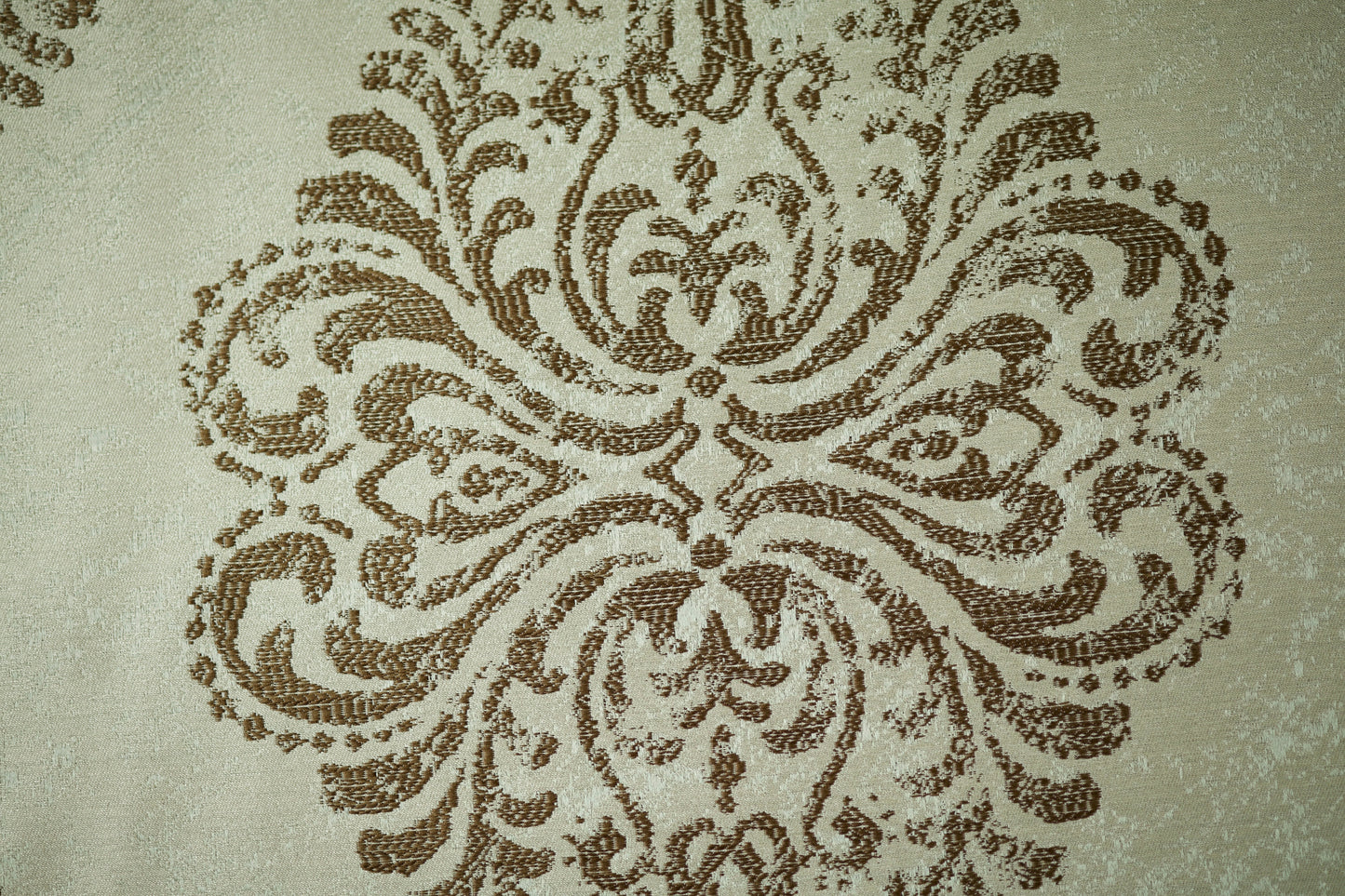 Ornament Jacquard – Beige & Schokobraun – eleganter Möbel- und Dekostoff mit stilvollem Muster