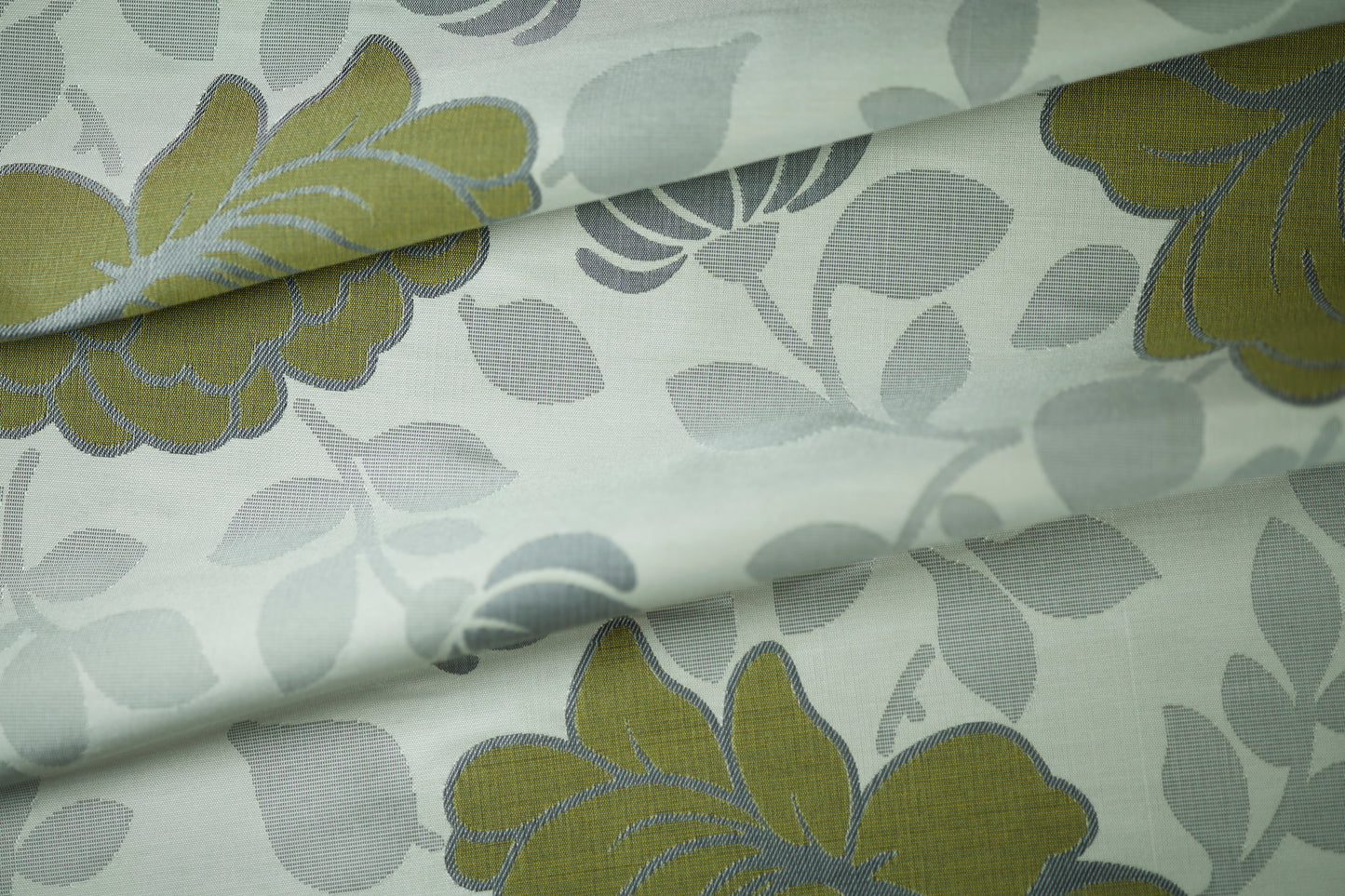 Hochwertiger Jacquard-Vorhangstoff in Olivgrün mit stilisiertem Blütenmuster