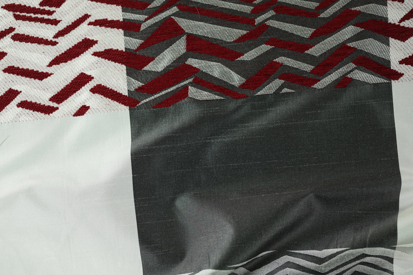 Patchwork-Vorhang mit roten und schwarzen Mustern – modern und lebendig