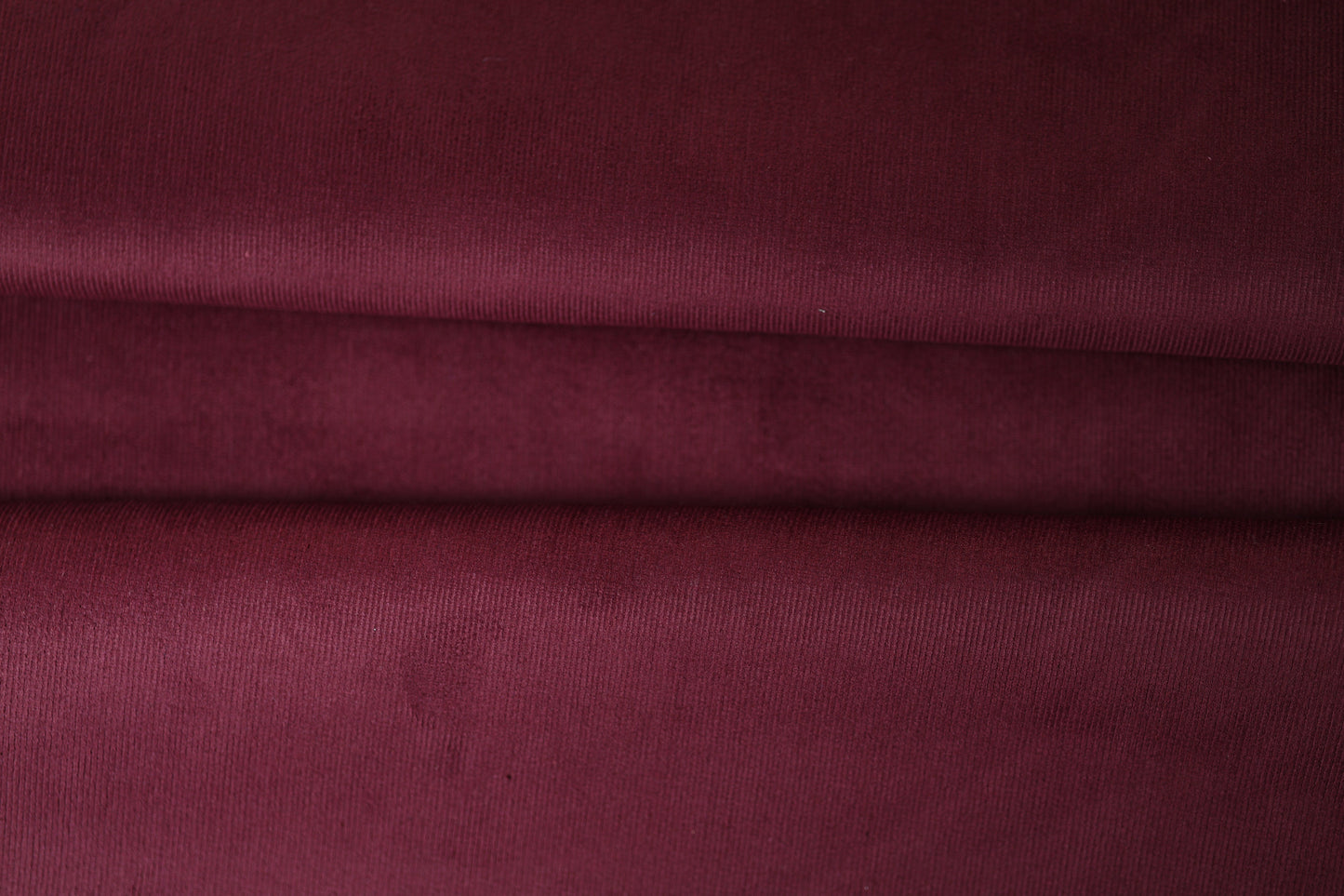 Cordstoff in Bordeaux – weich und elegant