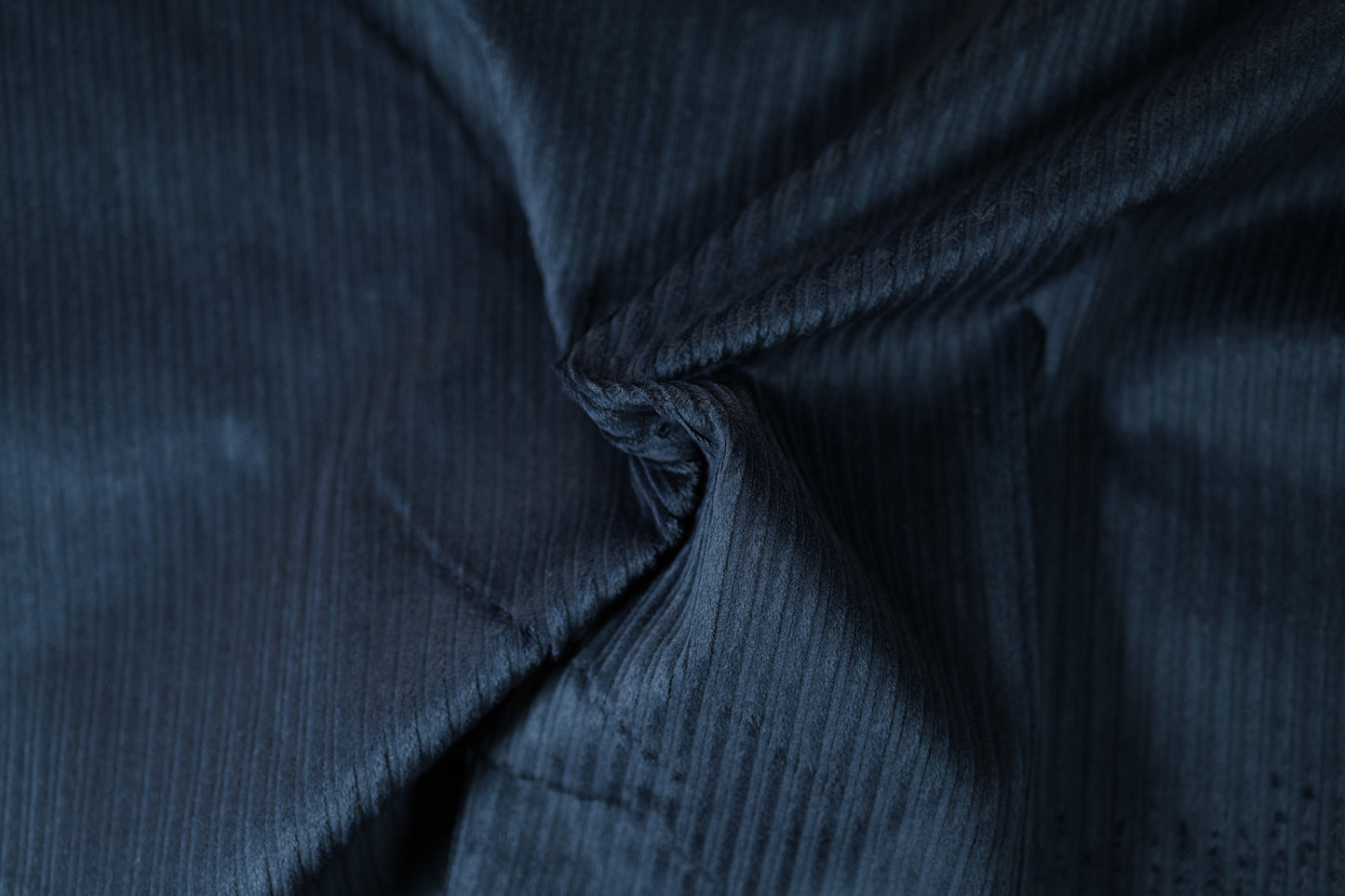 Dunkelblauer Cordstoff für Modeprojekte
