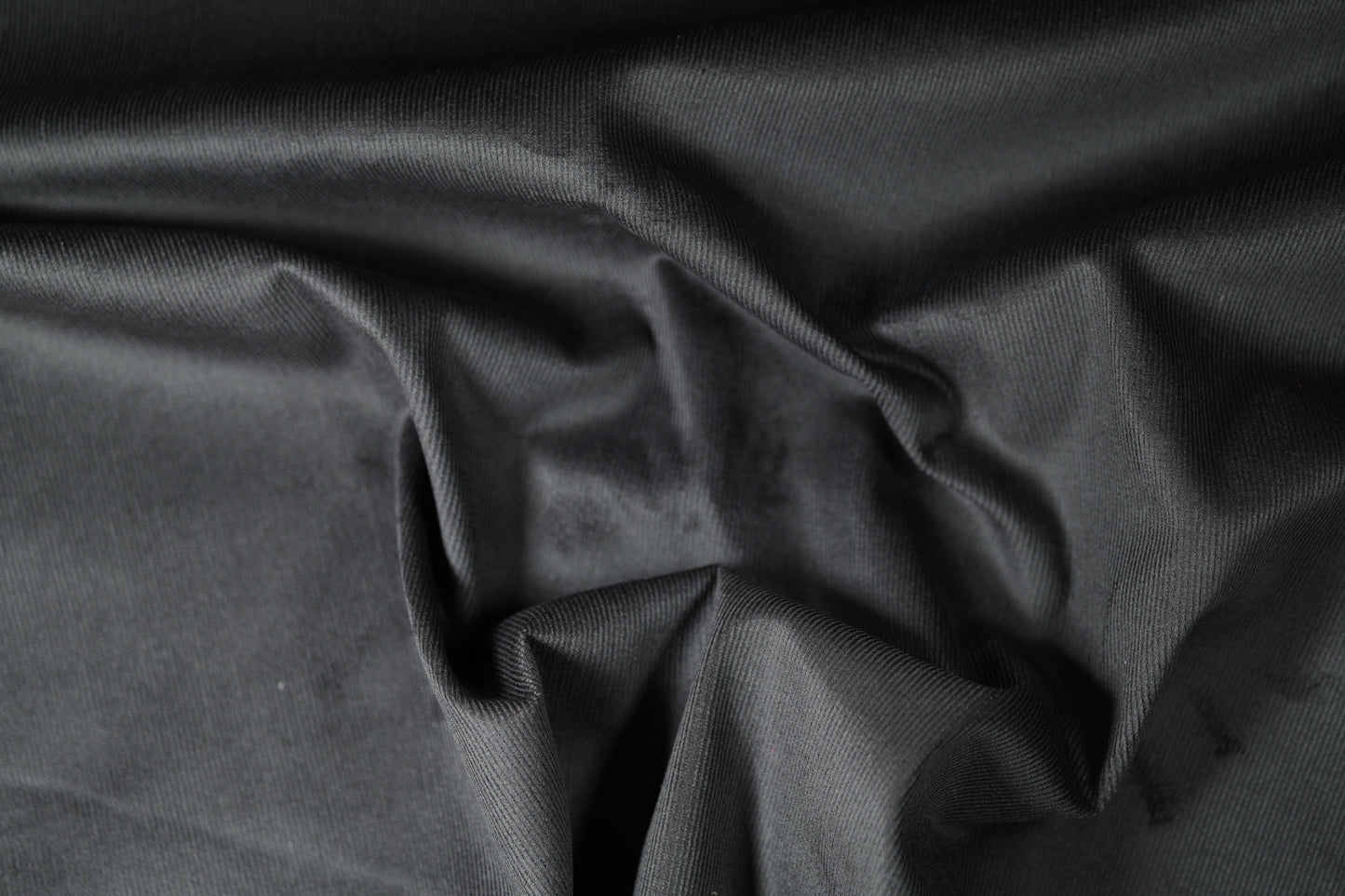 Feincord Stoff in Anthrazit mit weicher Rippenstruktur – ideal für Jacken und Hosen