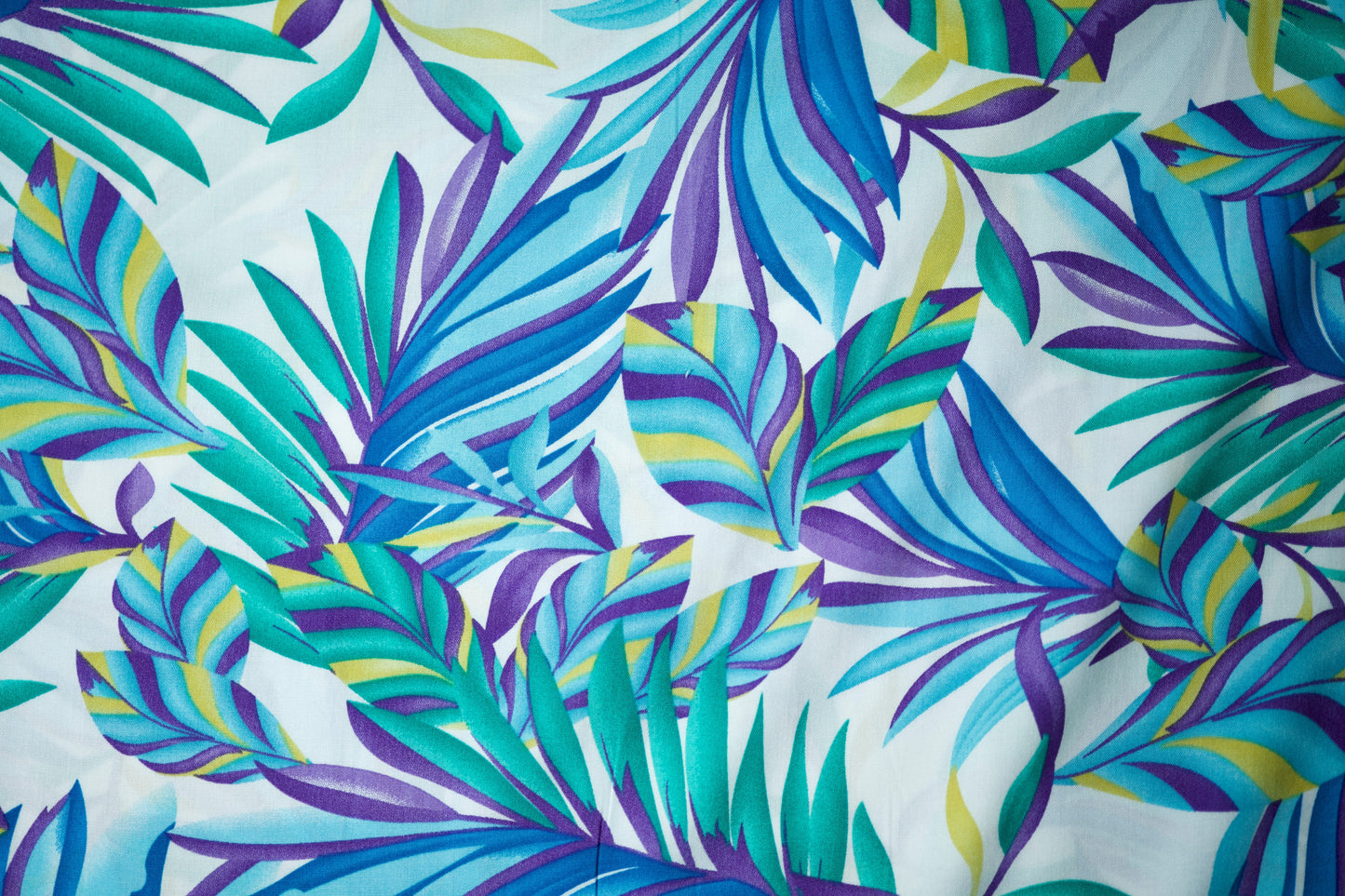 Viskosestoff – Tropenblätter in Türkis & Violett – Viskosestoff mit Blumenmuster – weich und ideal für sommerliche Kleidung – Detailansicht