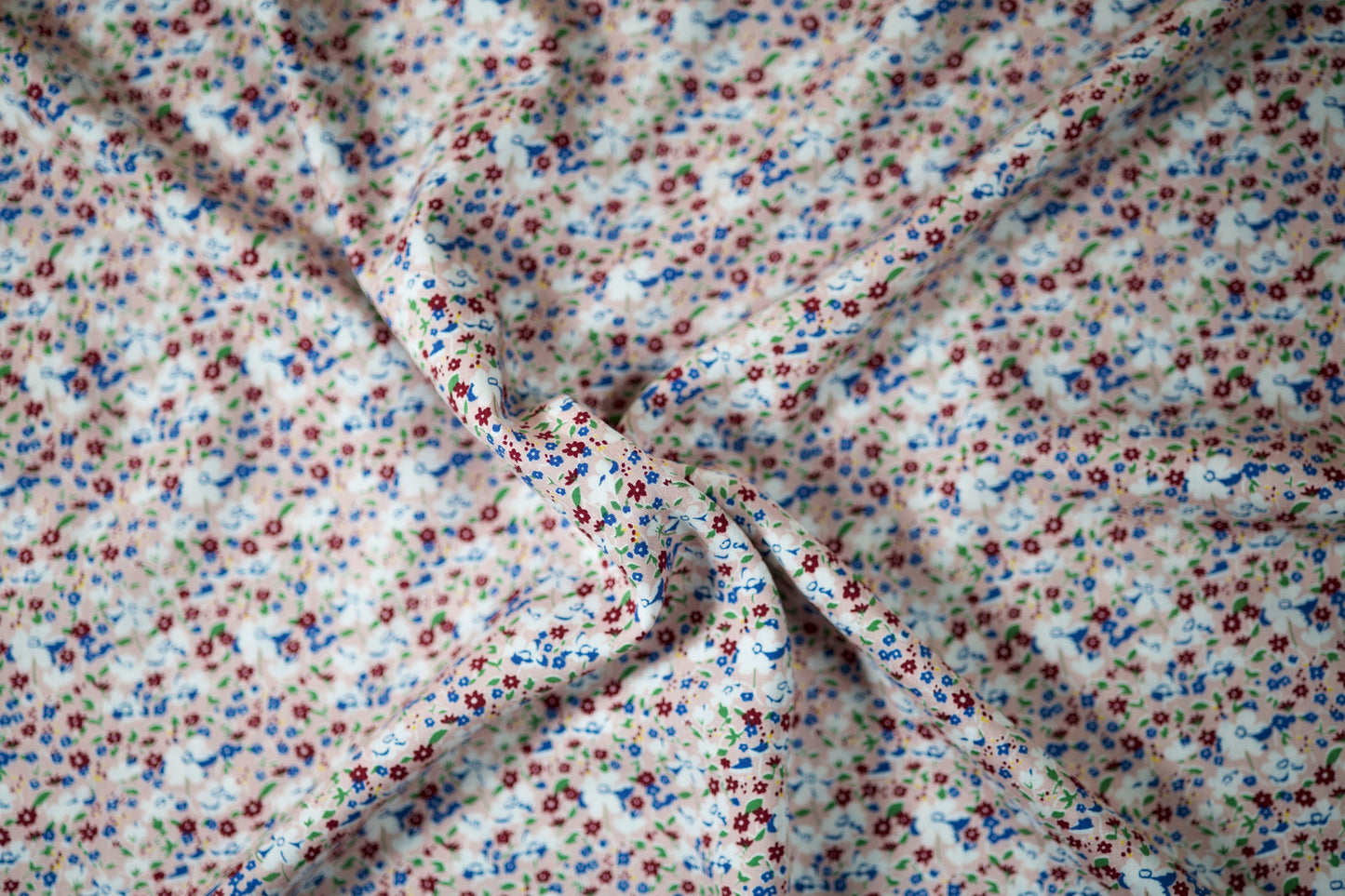 Romantischer Stoff mit kleinen Blüten – ideal für Kleider