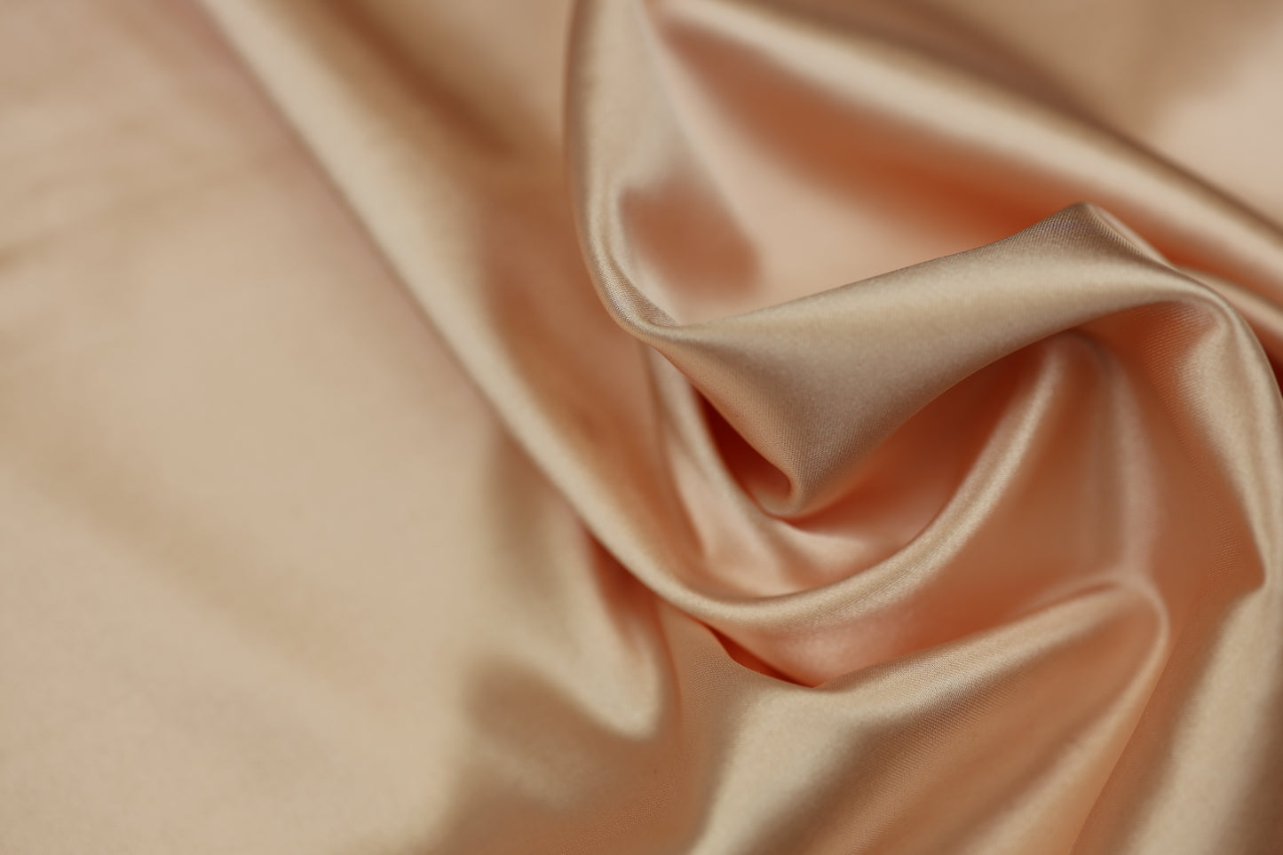 Satin Stoff in Apricot Farbe glänzend – weicher Stoff ideal für elegante Kleider, Dekoration oder DIY-Nähprojekte