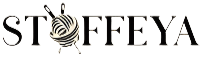 STOFFEYA-Logo mit fetter Serifenschrift und einem Wollknäuel mit Stricknadeln zwischen den Buchstaben T und F