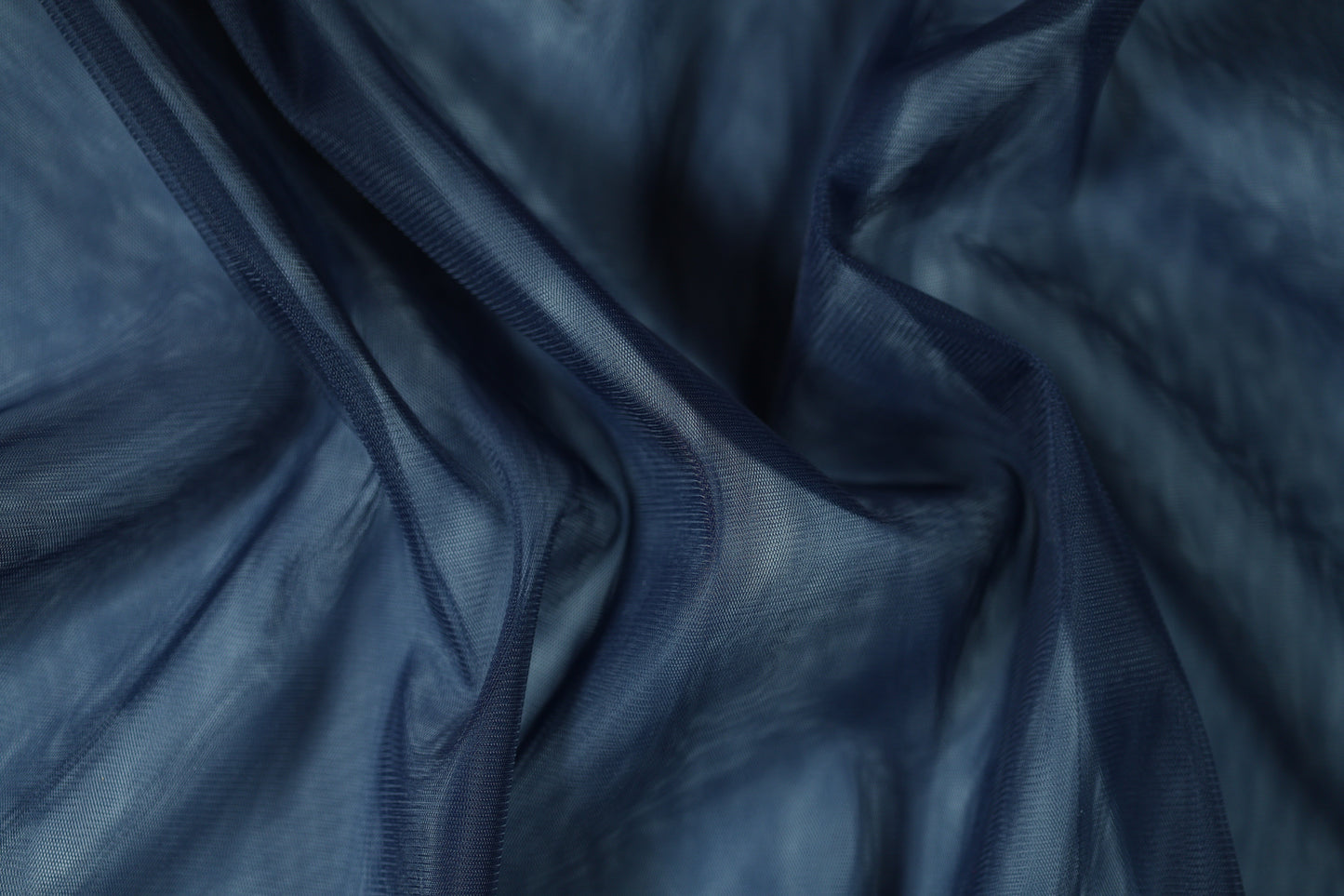 Tüll in Marineblau – weich und transparent