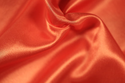 Mandarinenfarbener Krepp Satin Stoff glänzend