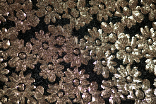 Schimmernder Tüllstoff mit floralen Pailletten auf schwarzem Grund – hochwertiger Stoff für festliche Kleidung