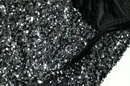 Glänzender Paillettenstoff in Silber auf schwarzem Samt – ideal für Abendmode