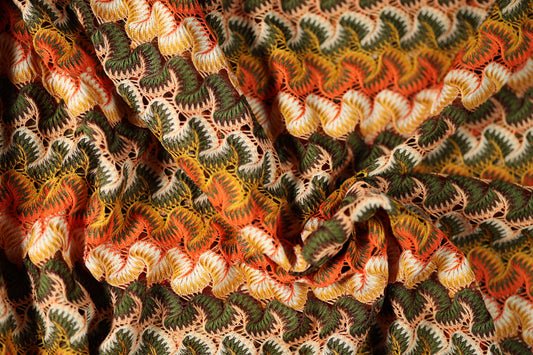 Spitzenstoff in Orange-Olivgrün – elegant und fein verarbeitet