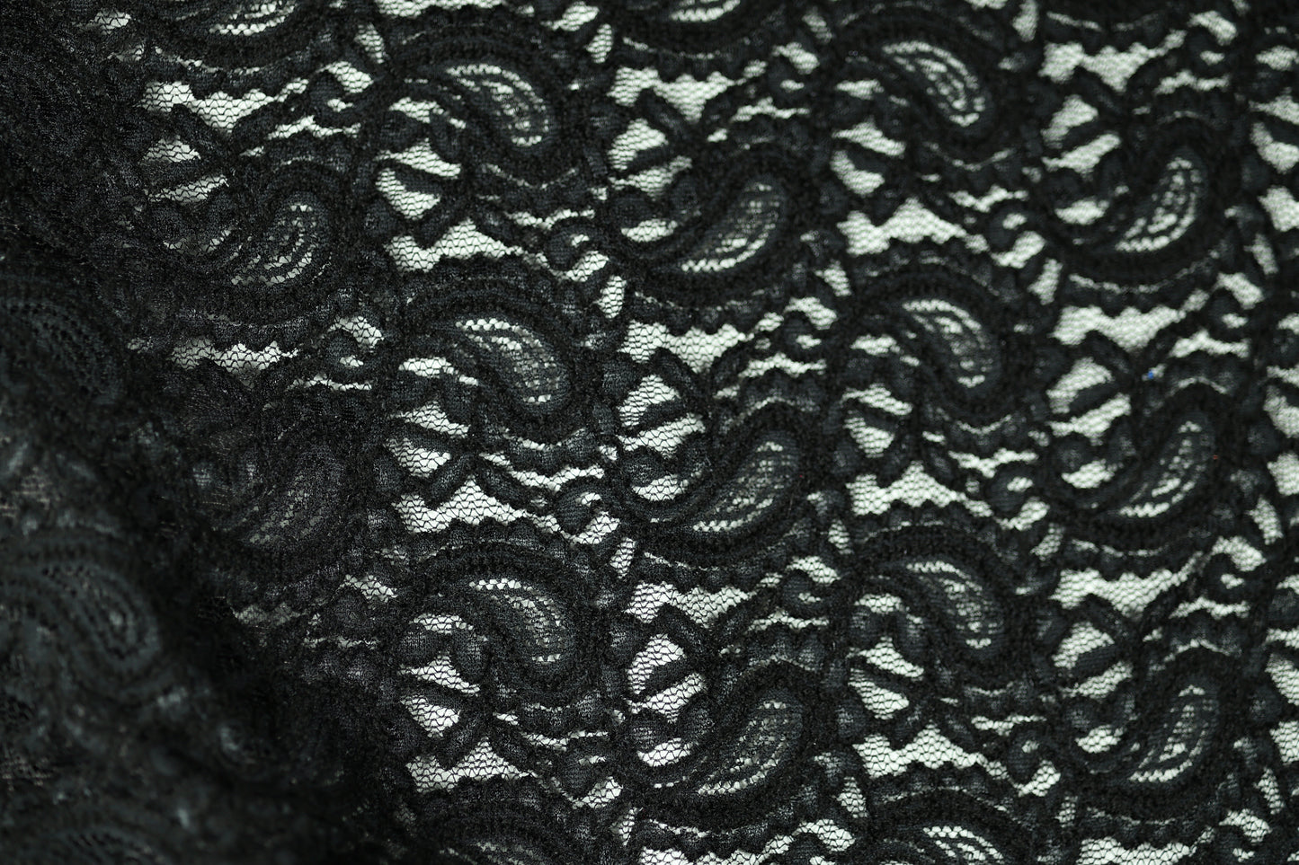 Spitzenstoff in Schwarz – elegant und fein verarbeitet