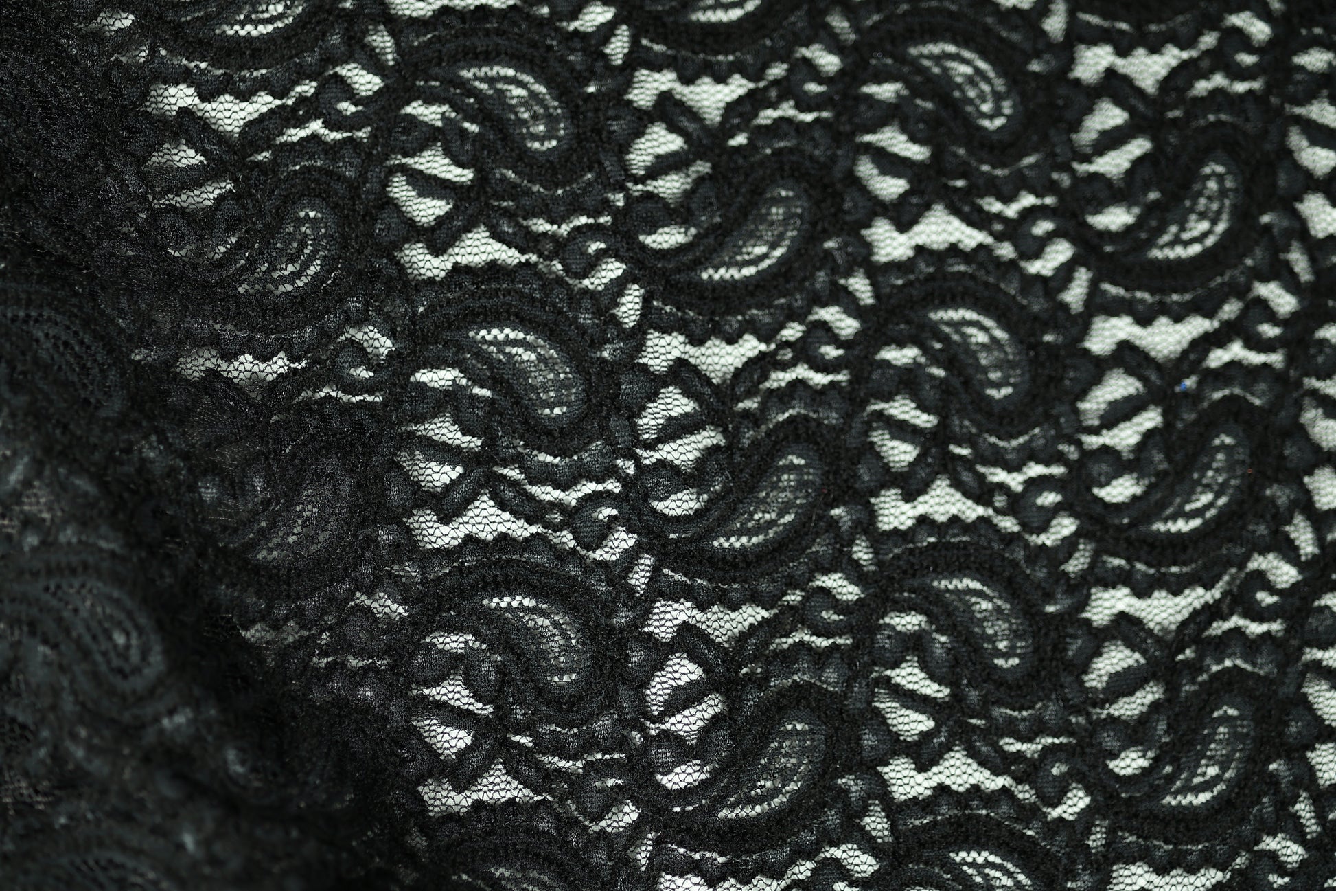 Spitzenstoff in Schwarz – elegant und fein verarbeitet
