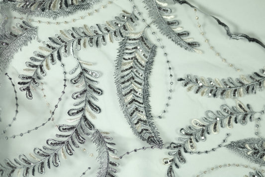 Spitzenstoff in Silber – elegant und fein verarbeitet