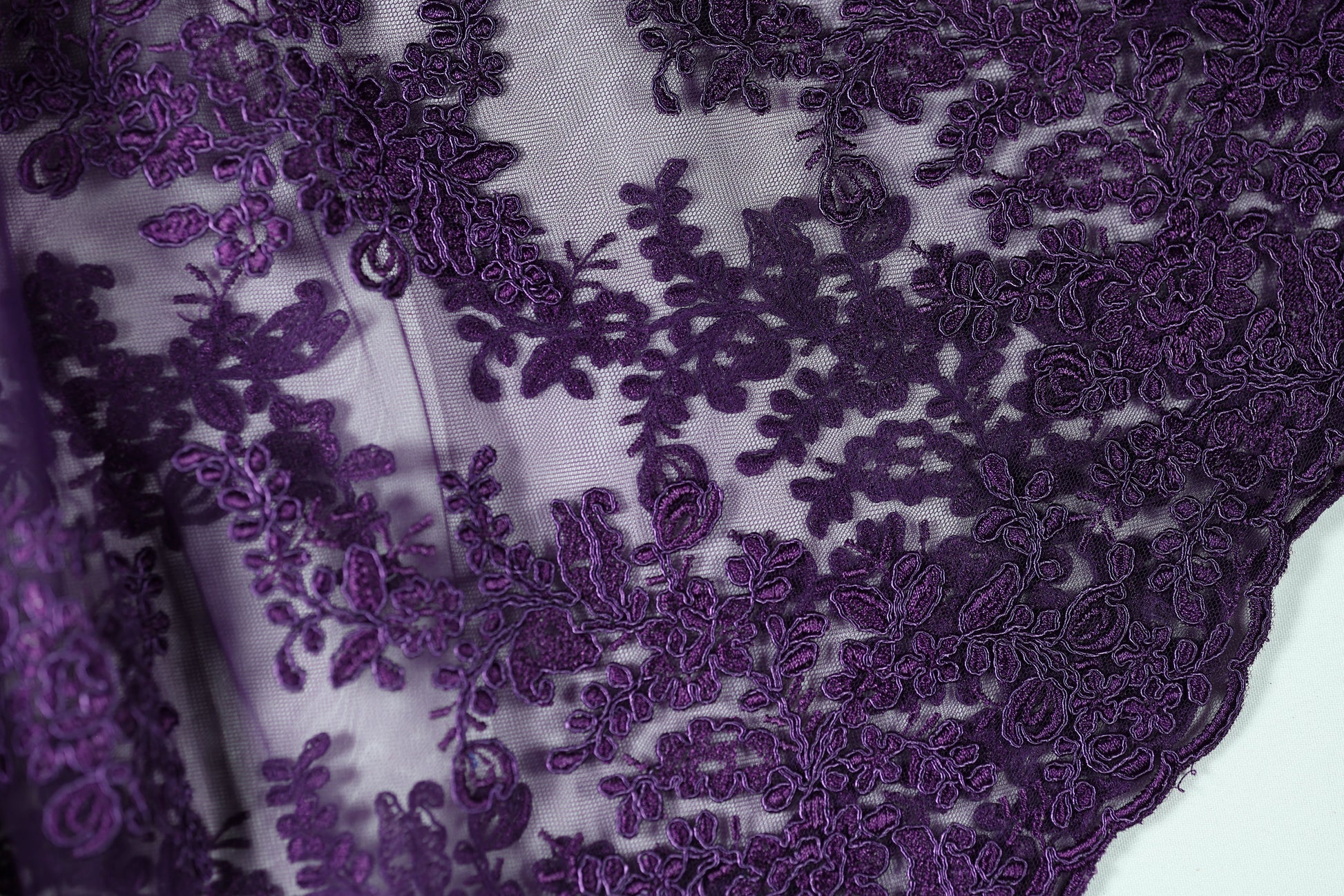 Spitzenstoff in Dunkelviolett – stilvoll und elegant für besondere Anlässe