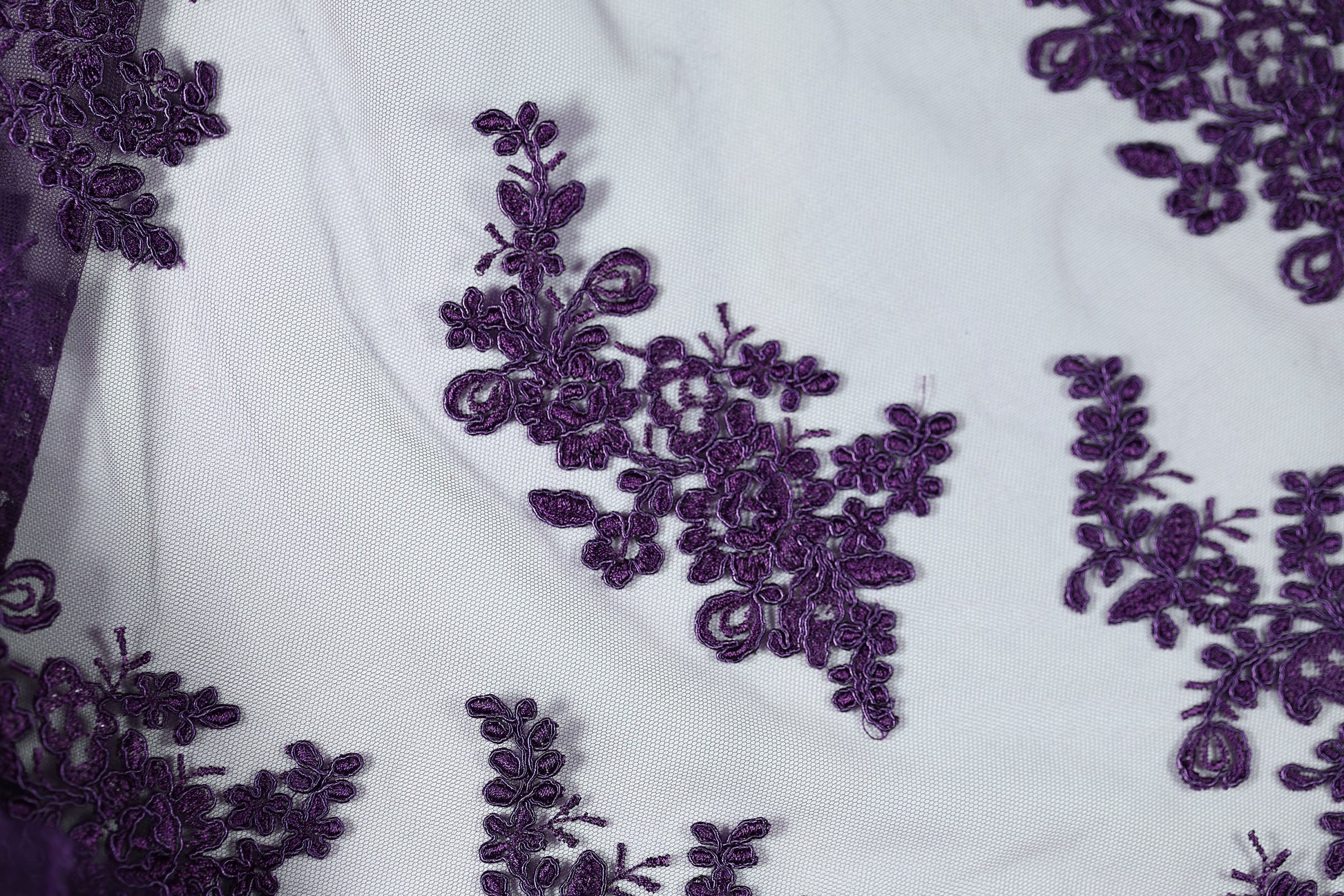 Luxuriöser Spitzenstoff in Dunkelviolett – perfekt für Abendmode und Dekoration