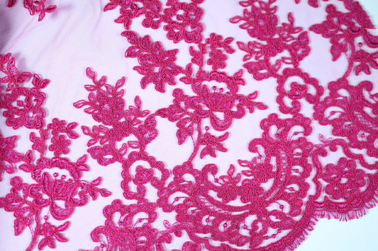 Spitzenstoff in Fuchsia – stilvoll und elegant für besondere Anlässe