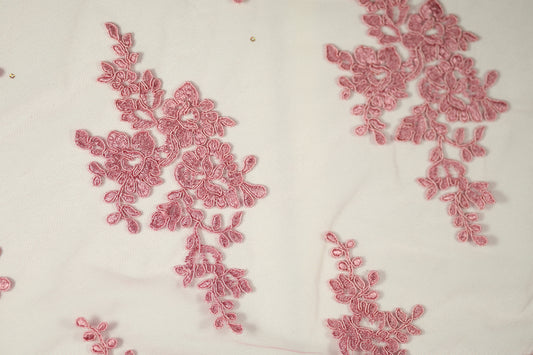 Spitzenstoff in Rosé – stilvoll und elegant für besondere Anlässe