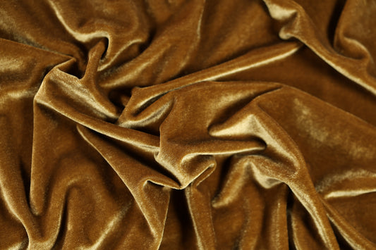 Goldgelber Samtstoff mit warmem Glanz – eleganter Look