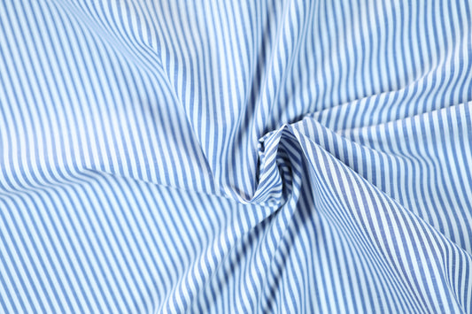 Stoff mit blau-weißem Streifenmuster aus Baumwollstretch – klassisch und stilvoll