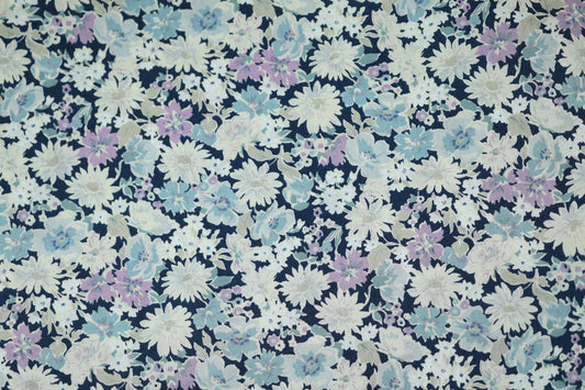 Blumiger Baumwollstretch mit blau-lila Muster – romantisch und verspielt