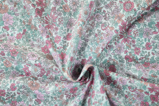 Fein gemusterter Baumwollstretch mit Blumen auf Weiß – detailreich und zart