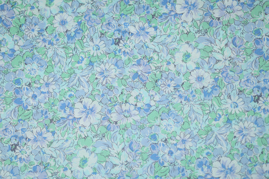 Baumwollstretch – Hellblau mit Aquarellblumen in Grün & Blau – elastischer Baumwollstoff für kreative Projekte