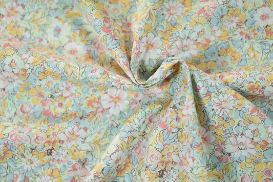 Floraler Baumwoll-Stretchstoff in Frühlingspastell – ideal für Bekleidung und kreative Projekte