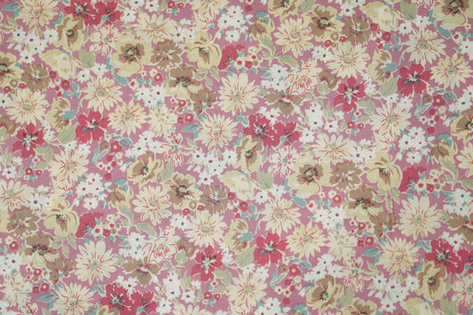 Floraler Baumwoll-Stretchstoff in Beerenrosa & Creme – ideal für Bekleidung und kreative Projekte