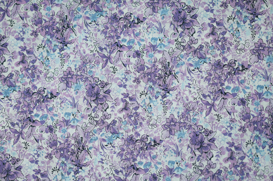 Floraler Baumwoll-Stretchstoff in Flieder & Eisblau – ideal für Bekleidung und kreative Projekte