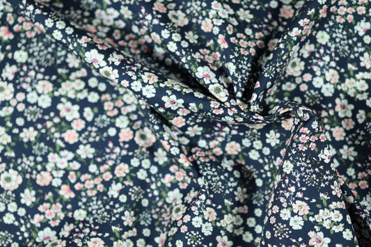 Floraler Baumwoll-Stretchstoff in Mitternachtsblüten – ideal für Bekleidung und kreative Projekte