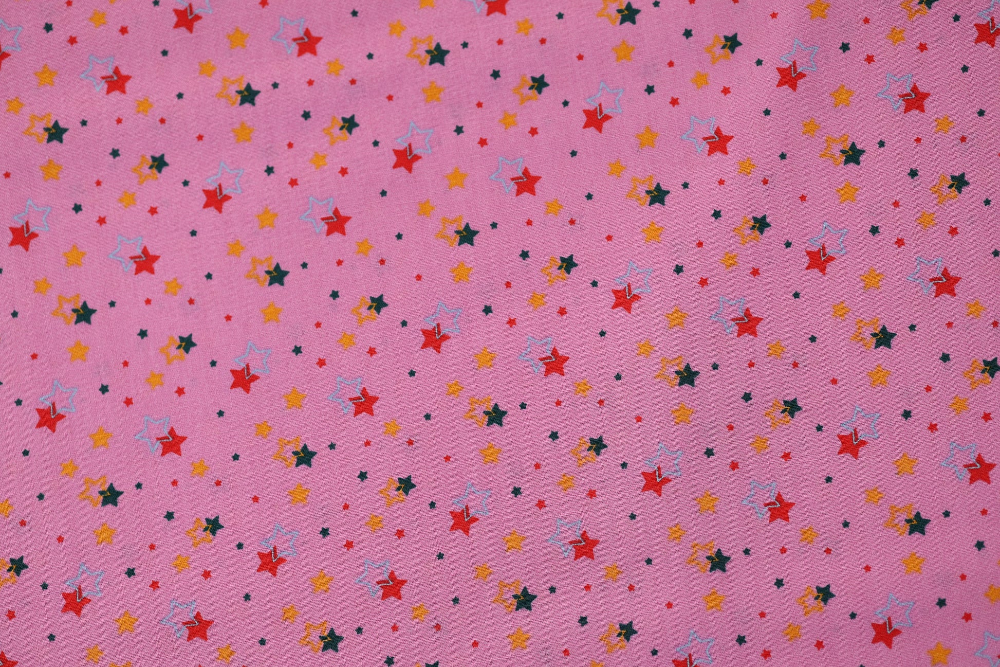 Baumwoll Stretch Stoff Sternenhimmel Pink – elastisch und angenehm für vielfältige Projekte