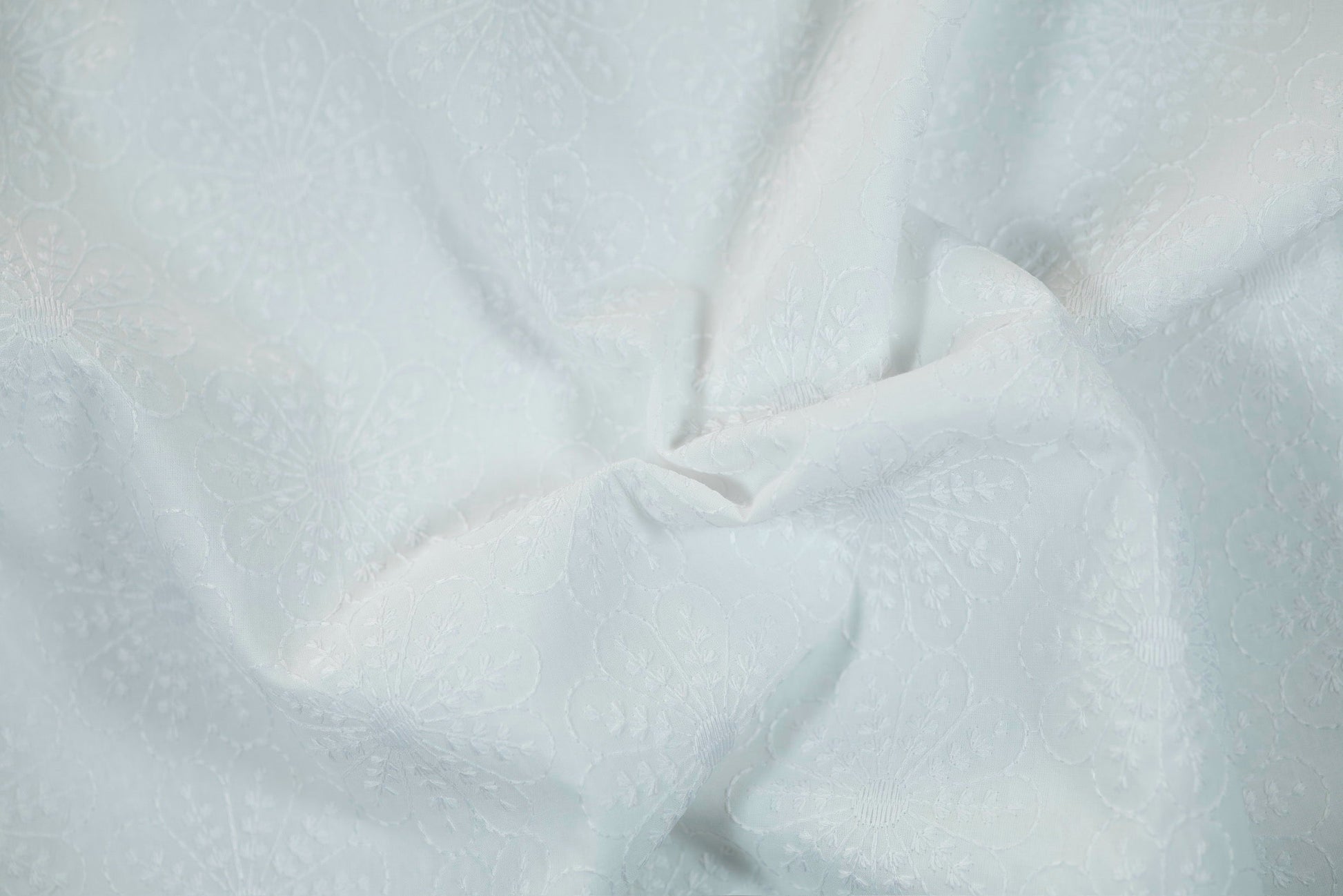 Zart bestickter Baumwollstoff in Weiß – ideal für Kinderbekleidung