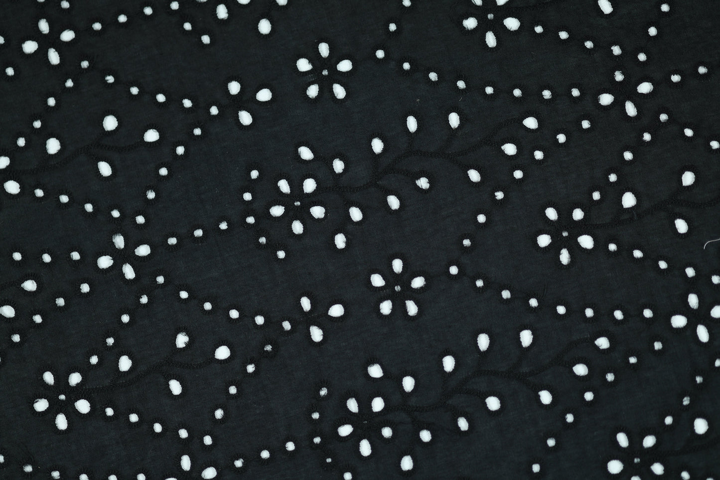 Schwarze Baumwolle mit bestickten Blüten in Weiß