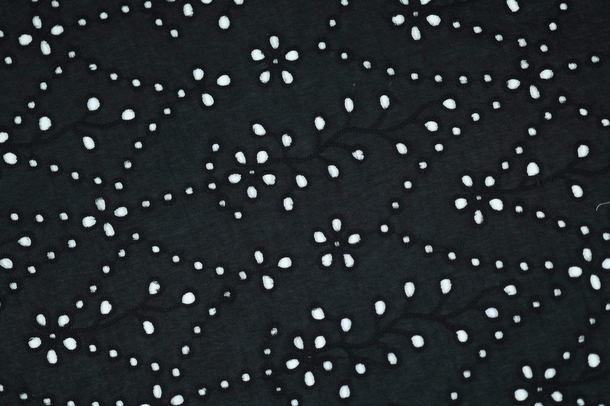 Schwarze Baumwolle mit bestickten Blüten in Weiß