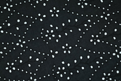 Schwarze Baumwolle mit bestickten Blüten in Weiß